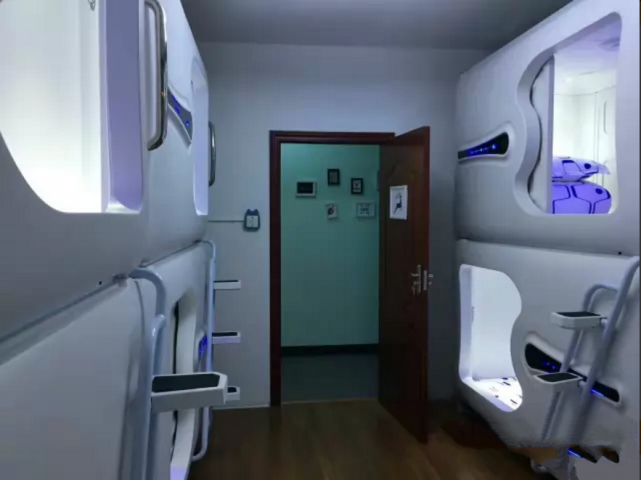 晒晒在香港出差短租了一个太空舱位房太有现代感了