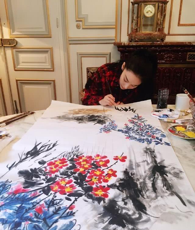 张馨予画了幅梅花卖了70980元网友是个才女