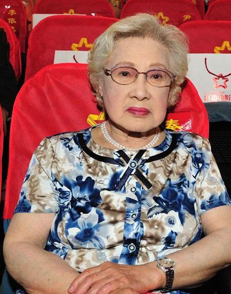 98岁的秦怡一任丈夫家暴二任丈夫酗酒照顾病儿子43年终丧子