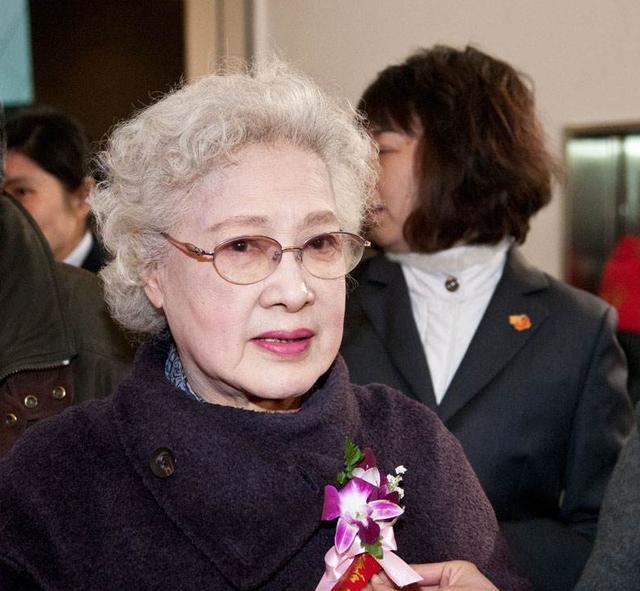 98岁的秦怡一任丈夫家暴二任丈夫酗酒照顾病儿子43年终丧子