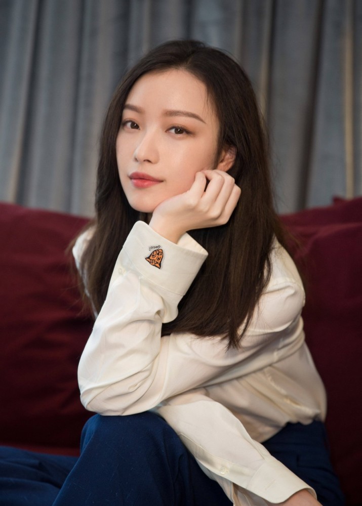 倪妮一身简单的休闲装成熟曲线也显清纯魅力