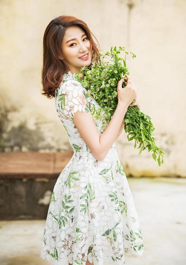 已经34岁的侯梦莎,依旧选择单身未嫁,众多网友由衷的希望她能早日找到