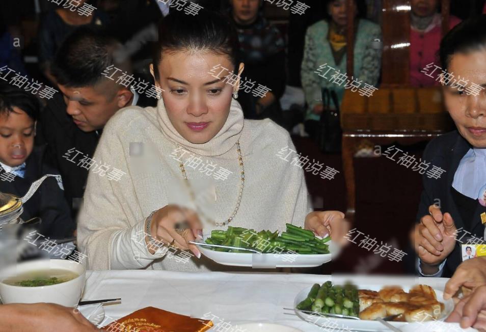 西拉米当年可是泰国最美王妃,一度被认为是诗丽吉太后的接班人,然而