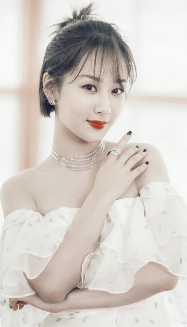 杨紫气质好,穿搭合适露出锁骨显骨感,很有少女感!