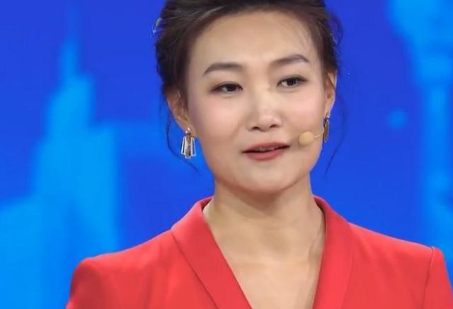戴假发工作13年的李梓萌,脱下假发惊艳众人,今42岁孤身一人