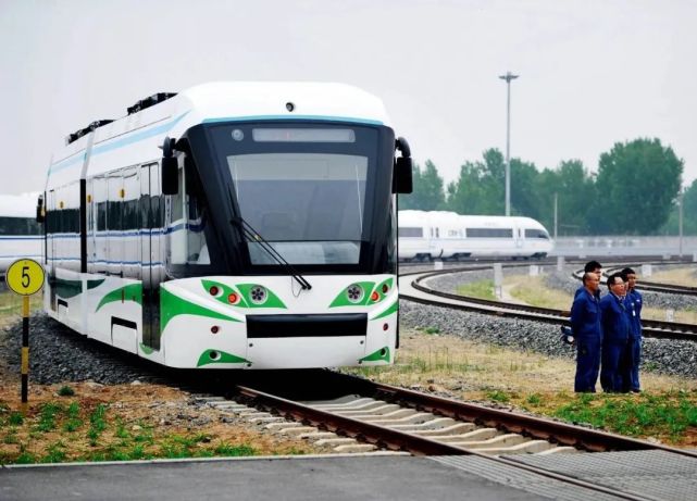 电池和超级电容混合动力100%低地板现代有轨电车在中车唐山公司下线