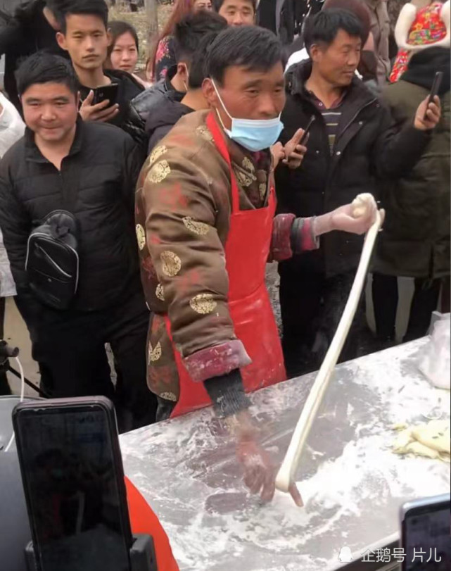 据"拉面哥"程运付在媒体直播采访中透露,自己走红后