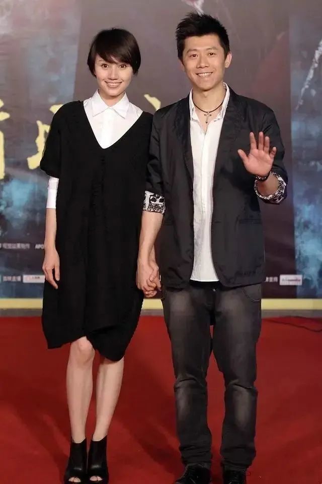 人生赢家袁泉和老公牵手亮相嫌裙子领口低特地穿件白衬衫