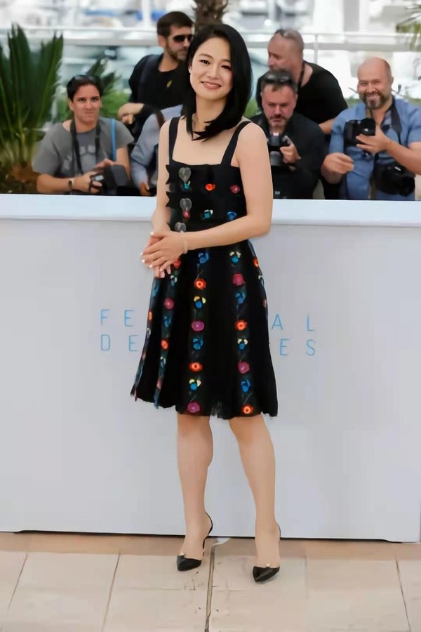 周韵随老公走红毯穿流苏长裙难显好身材但气质高级仍是女神