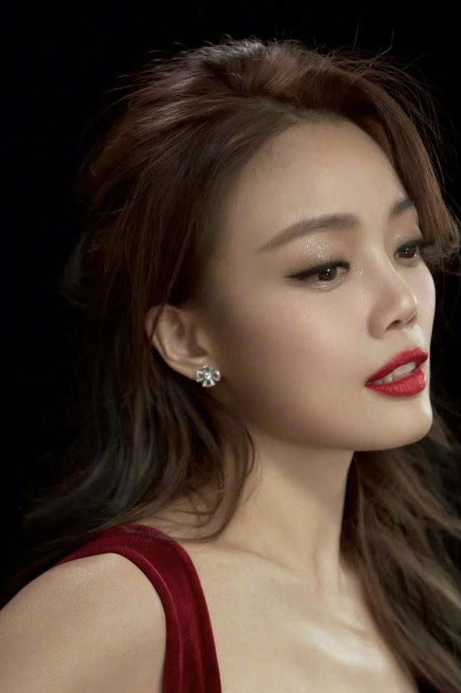 容祖儿眼影上热搜,贴心为网友出教程,烟熏渐变精致又妩媚_腾讯新闻