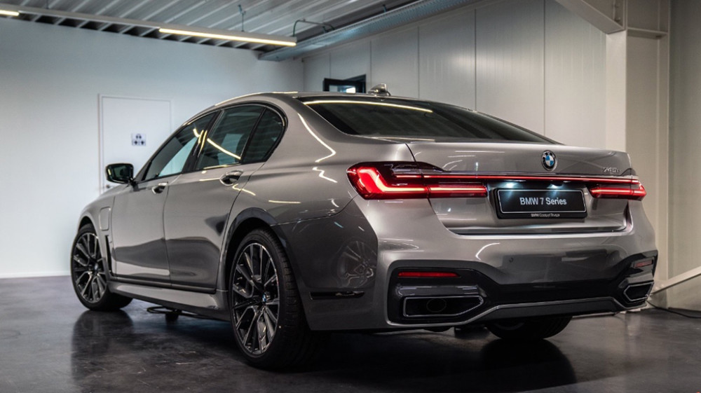 冰河银配色宝马7系颜值能不能吊打s级