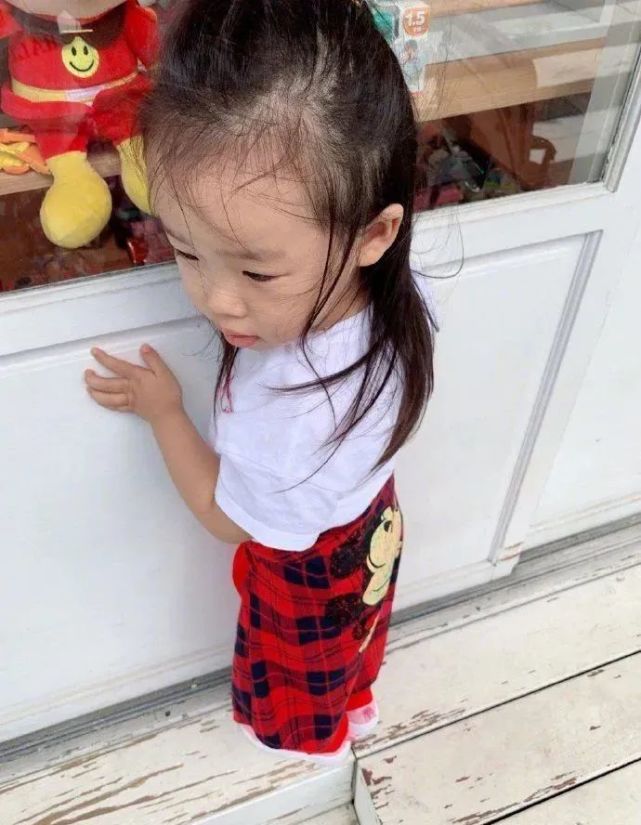 伊能静晒女儿近照,米粒到妈妈腰间了,越长越漂亮