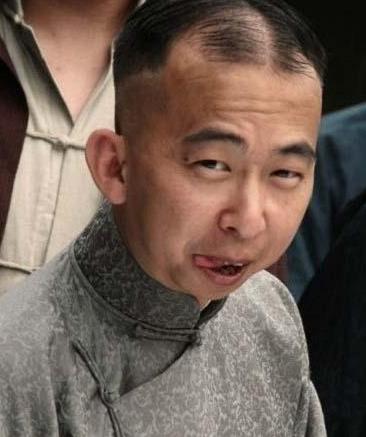 知名演员巨兴茂演30年丑角开豪车并抱美人归所得皆因有才华