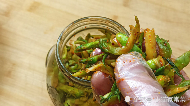 农村老妈把儿菜做成小咸菜,香辣爽口,一年做十几斤都不够吃
