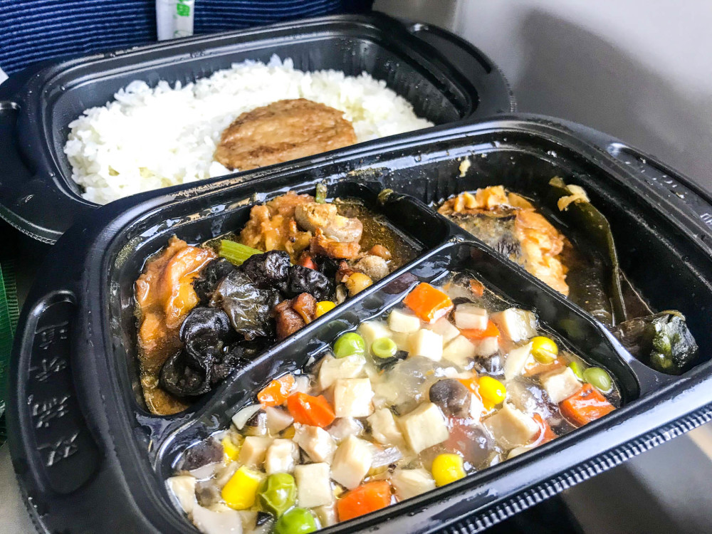 火车上盒饭动辄三五十,咋能买到15元的,告诉你几个被忽略细节