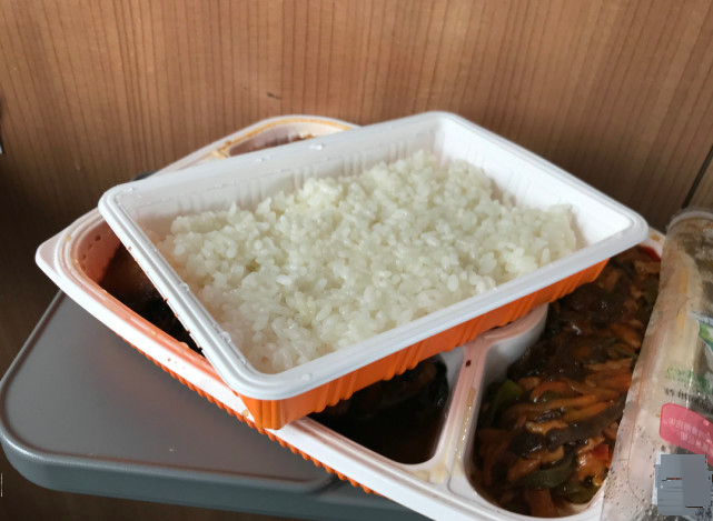 火车上盒饭动辄三五十,咋能买到15元的,告诉你几个被忽略细节