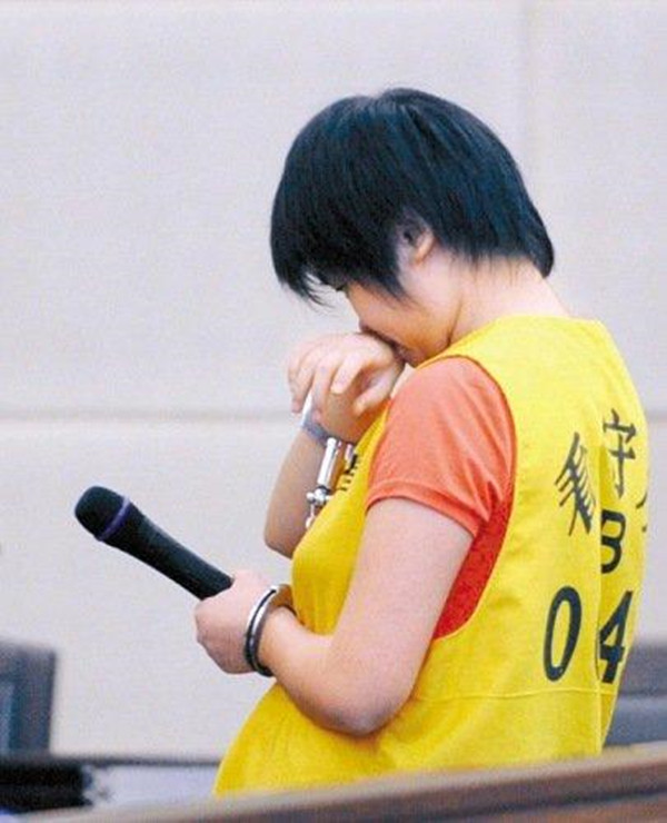 警方接到了一通报警电话后,立刻赶赴现场,然后将犯罪嫌疑人齐萍萍抓捕