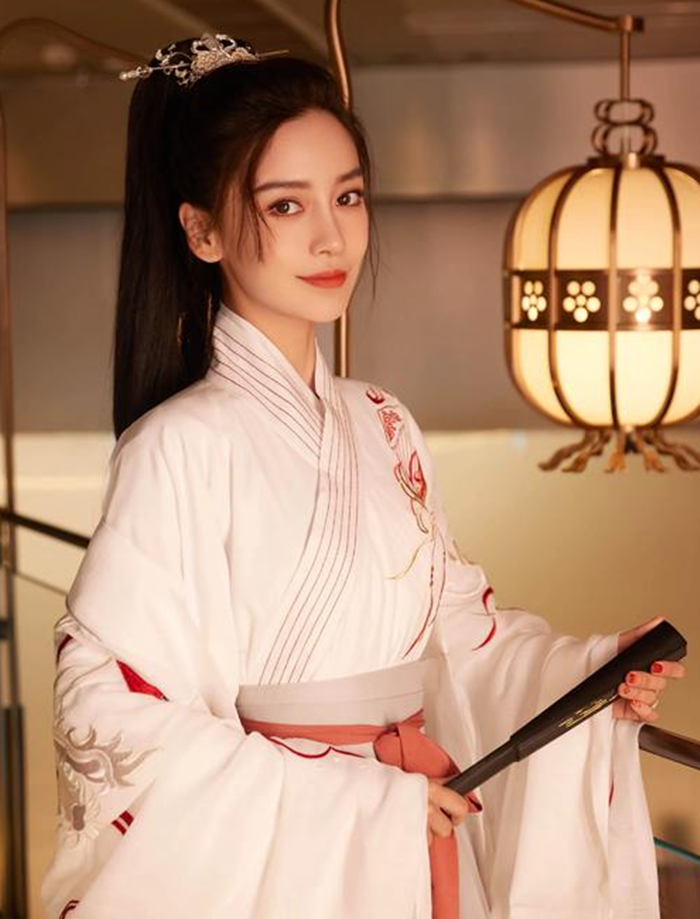 当时的杨颖装扮为古装的翩翩公子,真的是又美又飒,亮瞎了粉丝的眼睛.