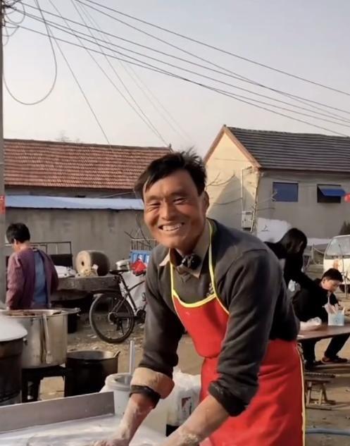 更有甚者,还有一部分自媒体人天天跟着拉面哥,并在