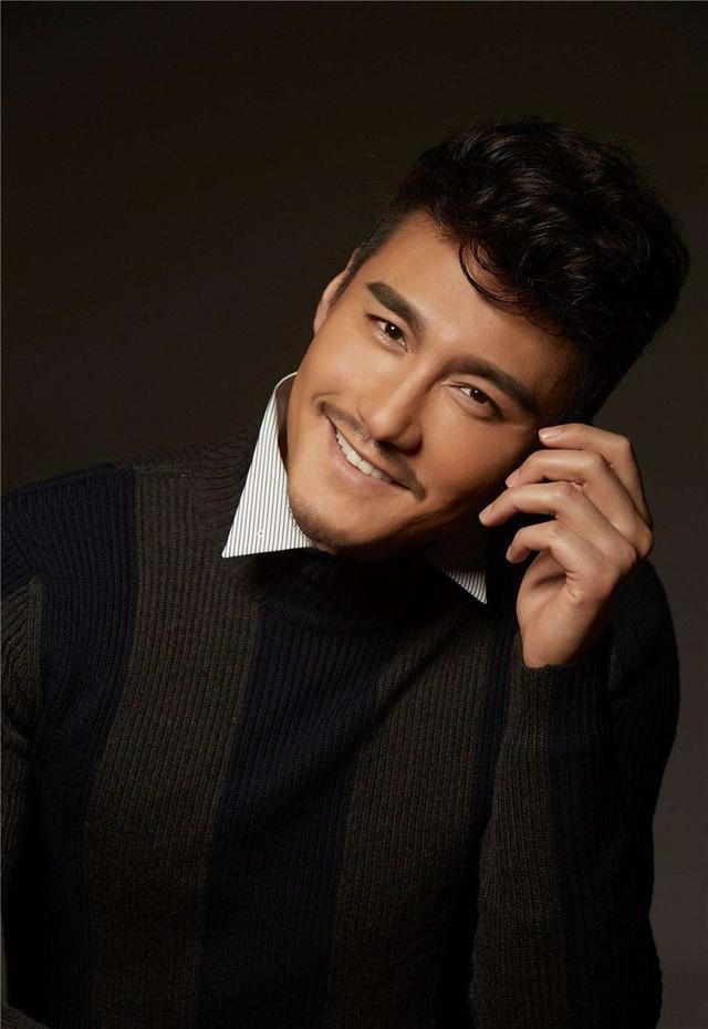 "中国首席男模"胡兵,因太帅被英国富婆看中,今49岁犹如25岁_腾讯新闻