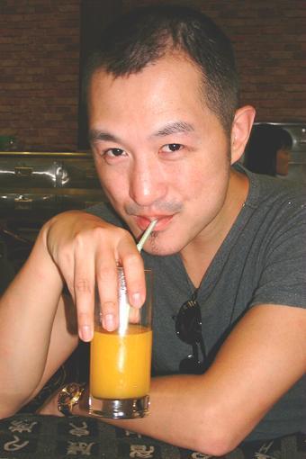 2002年,因《大中国》一夜爆红的高枫,34岁却死在母亲怀中