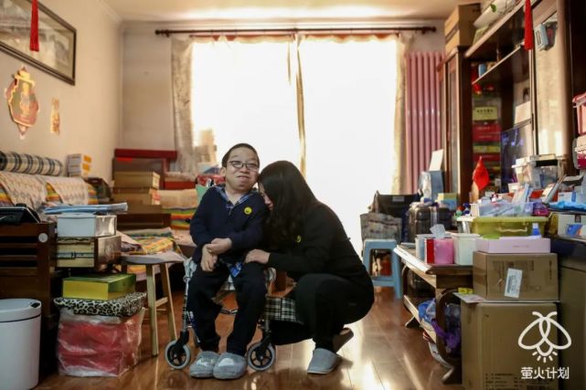 宋婕和弟弟相依相伴20年,想到弟弟的未来,就忍不住抽泣.