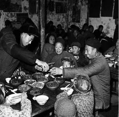 人民公社食堂旧照片:疯狂的年代,疯狂的吃喝!_腾讯新闻