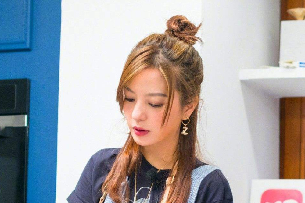 赵薇扮嫩真有一套,绑麻花辫穿红毛衣,美回23年前的小燕子_腾讯新闻