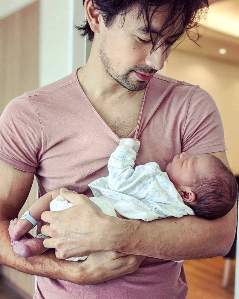 主持人谢怡芬和男模老公二胎得子夫妻俩公开新生儿萌照开心报喜