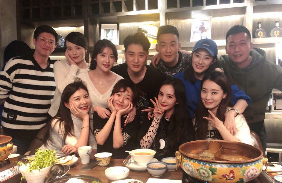 袁姗姗,刘恺威9年后同框,隔着杨幂的关系网,亲密互动毫无芥蒂_腾讯