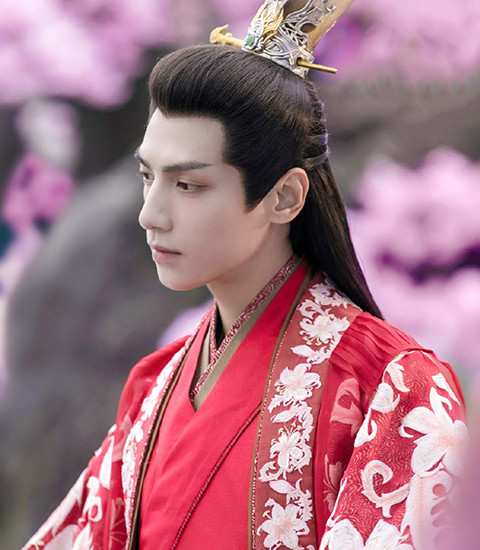 鹿晗在古装电视剧《择天记》里饰演的陈长生有穿过一袭红衣的装扮,真