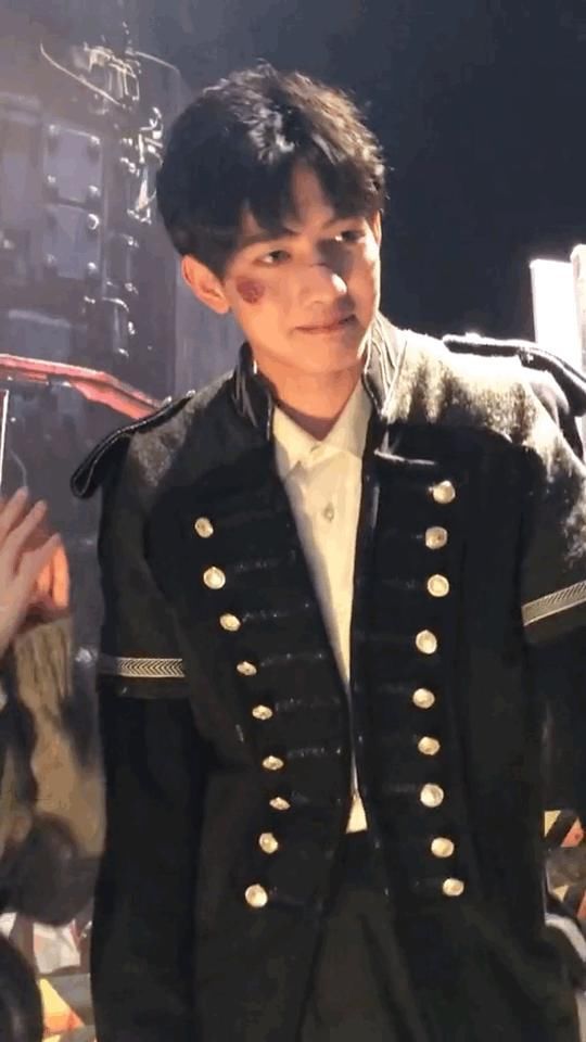 这位小哥因为在长沙欢乐谷鬼屋扮鬼的视频迅速走红,英俊 的面容和自带