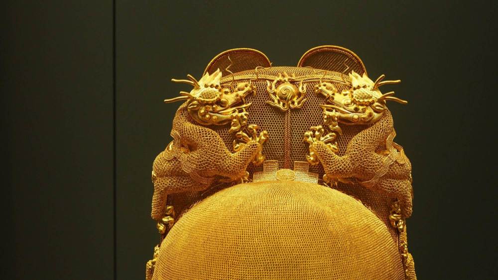 老农挖出微型金冠底径仅42厘米专家技艺不输金翼善冠