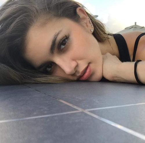 今天来介绍一位来自哥伦比亚的健身美女-anella sangra(艾瑞拉沙尔.