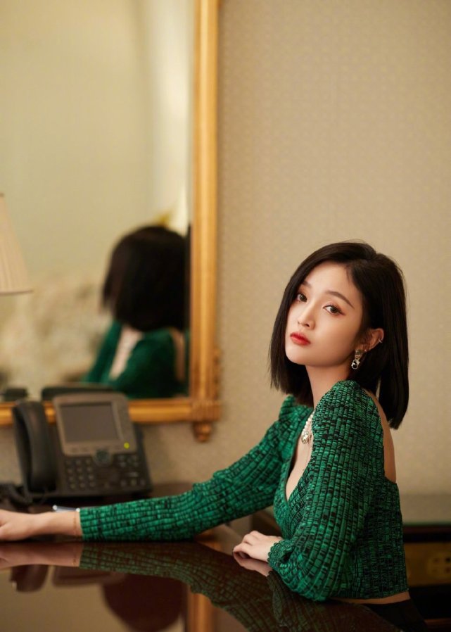 吴宣仪写真,身穿绿衣配黑短裙,齐肩短发,又美又飒