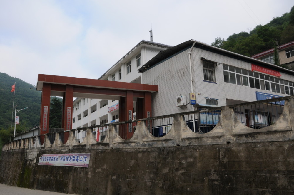 镇政府乐素河镇无矿,也还尚未开发旅游,是一个真正的"秦岭原乡",这里