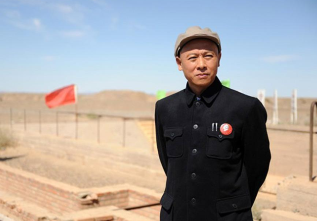 57岁胡亚捷罕晒近况脸圆发福却帅气依旧结婚29年儿俊妻美