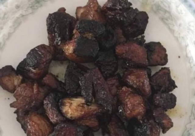 问我饿不饿,如果我说饿了,你就会给我做饭,每次你做出来的饭都是糊的