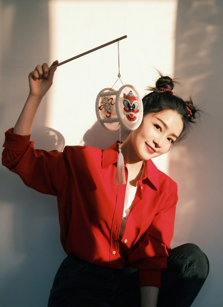 双丸子头的李沁,活泼可爱