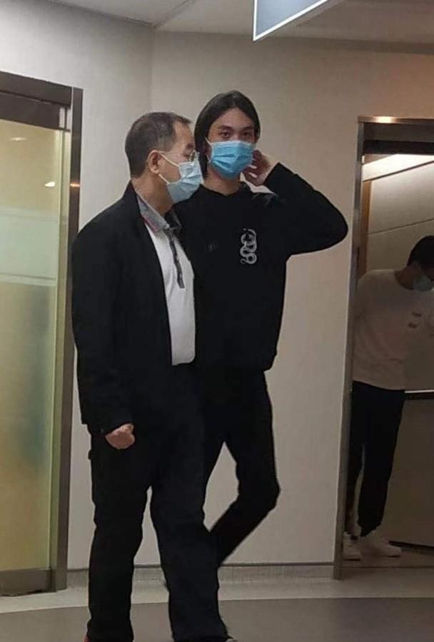 吴孟达病逝小儿子现身医院送别双目红肿神情哀伤