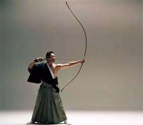 1米5的日本人,却用2米长的弓,威力多大?戚继光:中箭必死