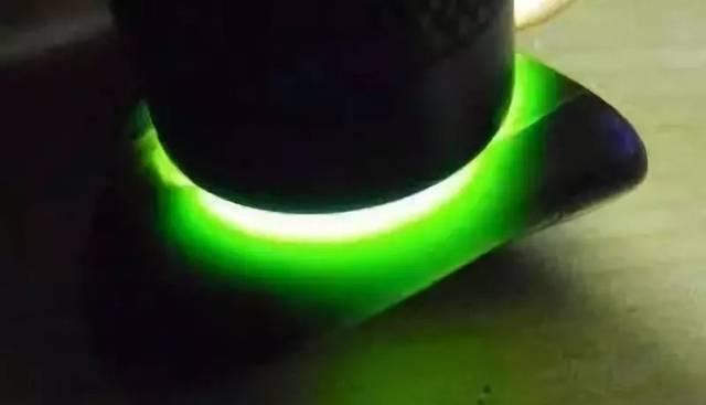 矿物质会使得塔青玉的颜色有些许变化,所以灯光的范