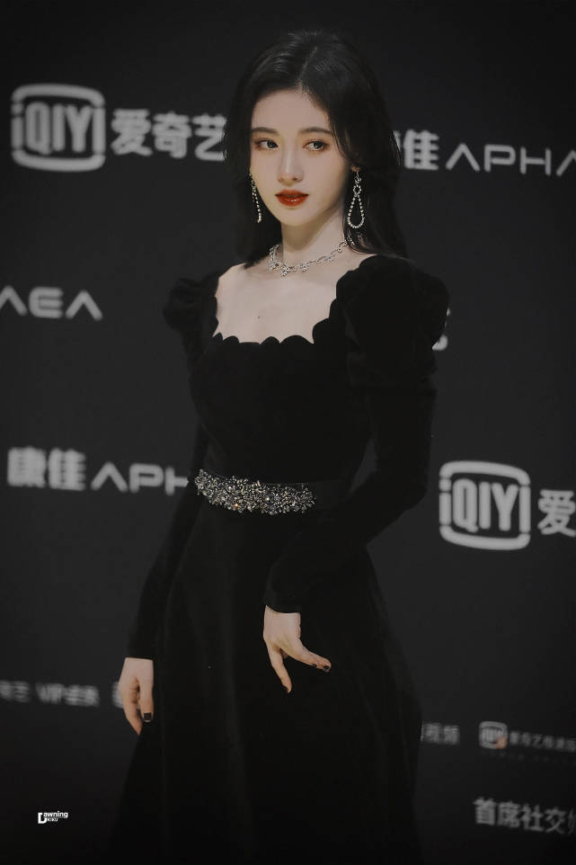 鞠婧祎礼服合集珠光鱼尾蓝色星辰黑色丝绒都太美艳