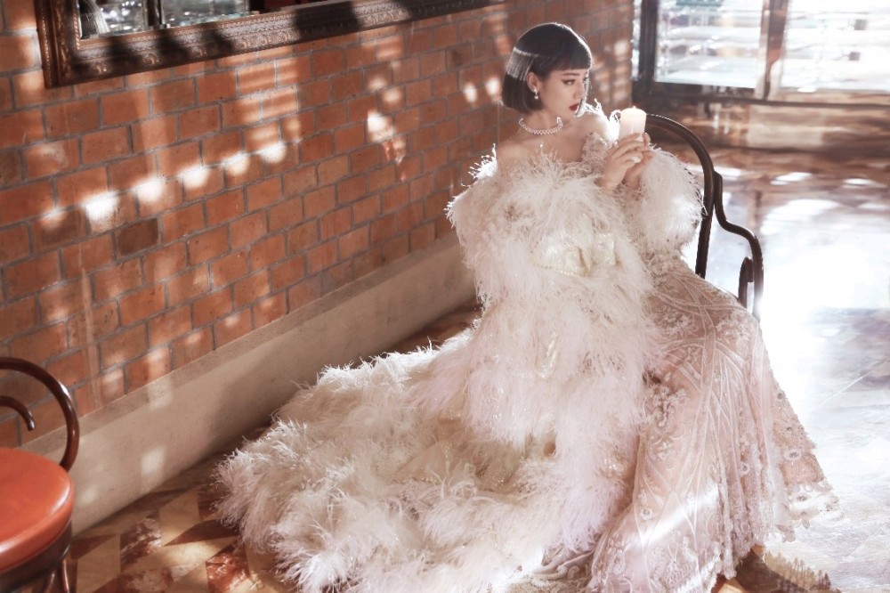 迪丽热巴微博之夜红毯再次杀疯复古短发搭配羽毛披风是英国贵族大小姐