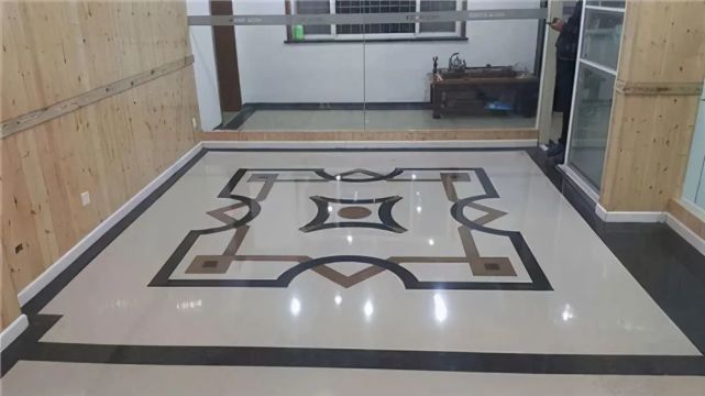 别再傻傻地铺大理石了 已经过时了 如今地面流行铺这种材质 腾讯网