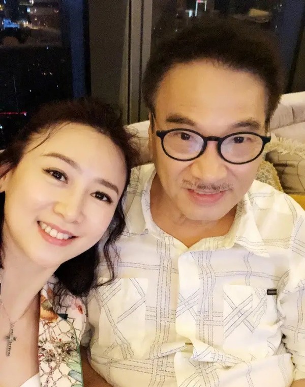 17岁小儿子为吴孟达送终!一身黑衣低调现身,留长发比老爸时髦