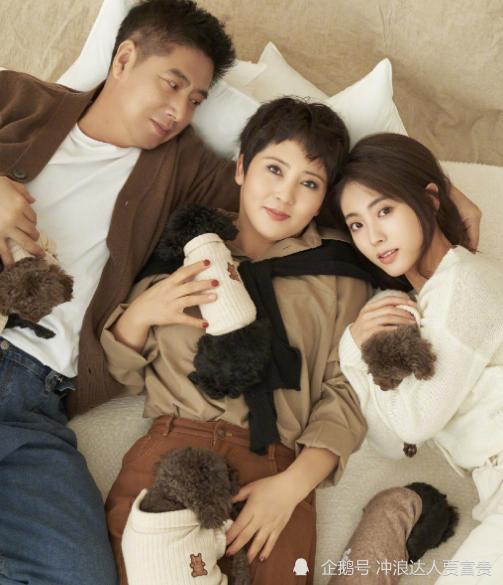 邢菲晒全家福合照,爸爸颜值高挑气质超出众,堪称中年版"胡一天"