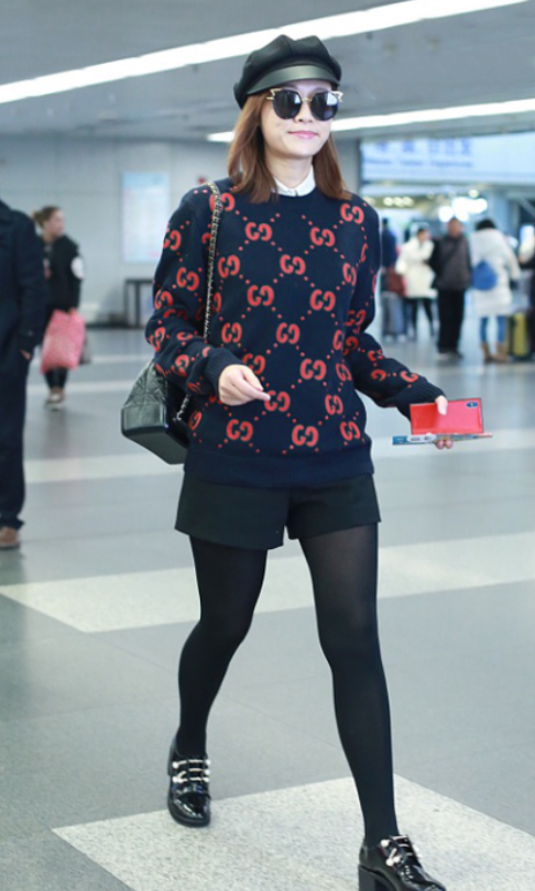 叶一茜真会穿,用丝袜配乐福鞋,学院风中带着英伦感,太洋气了