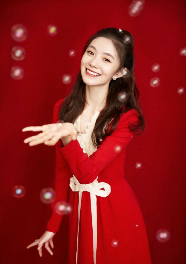 刘浩存的时尚品味真不错,一袭红色连衣裙甜美温柔,未来可期