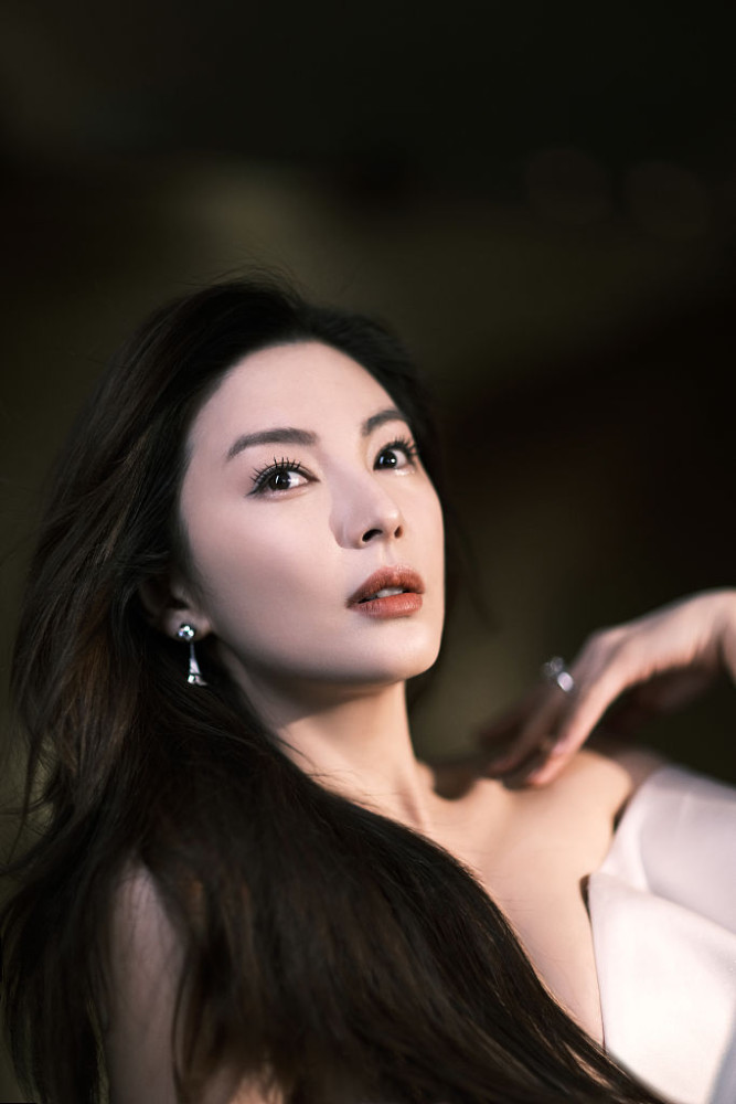 张雨绮戴3克拉大钻戒指超霸气 穿鱼尾裙美成人鱼仙子_腾讯新闻